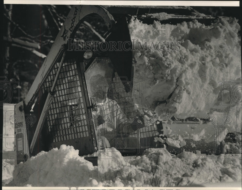 1994 Press Photo Brian Machesky of Holtz Landscaping Removes Snow, Wauwatosa - Historic Images