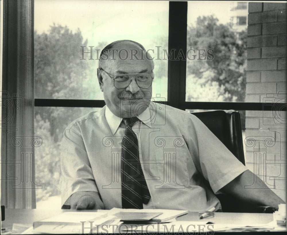 1984 Press Photo Saul Sorrin, Executive Director of Milwaukee Jewish Council - Historic Images