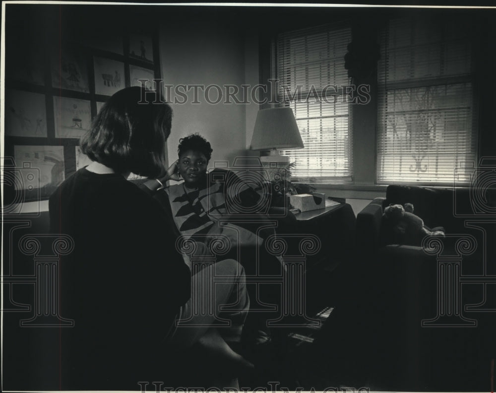 1993 Press Photo Sojourner Truth House&#39;s Dolly Grimes-Johnson counsels resident - Historic Images