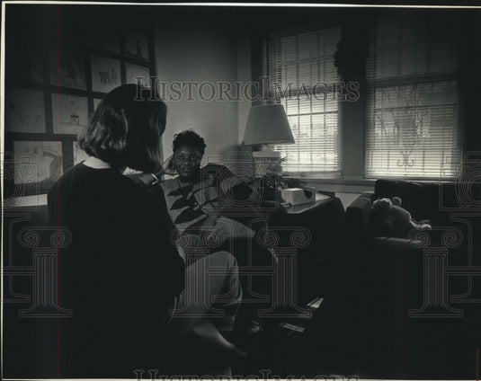 1993 Press Photo Sojourner Truth House's Dolly Grimes-Johnson counsels resident - Historic Images