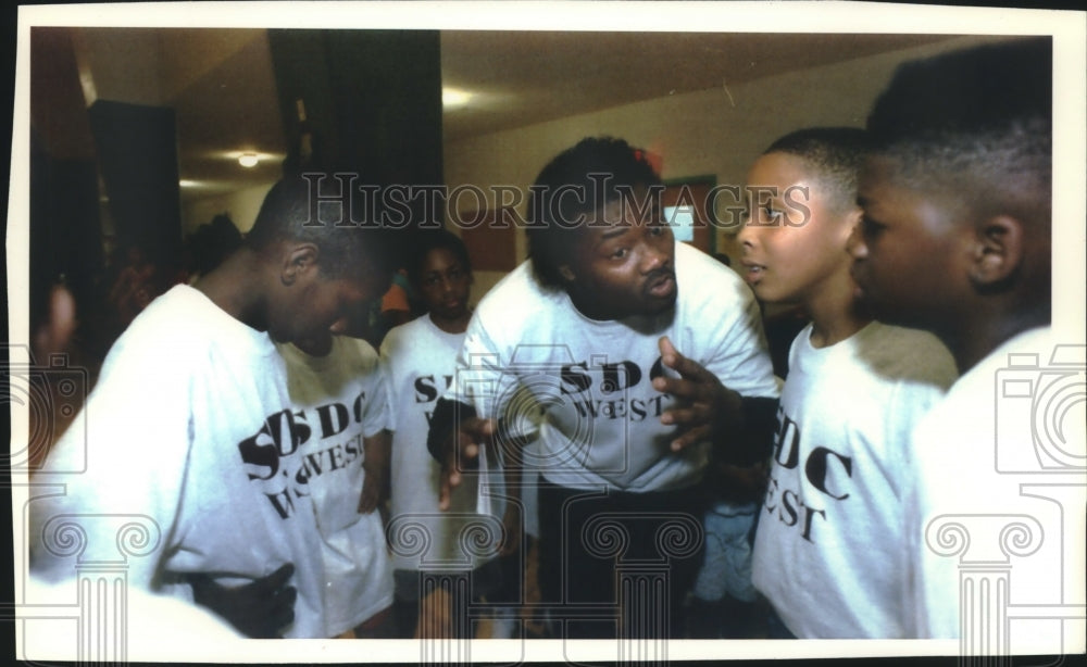 1993 Press Photo Social Commission Development basketball team before a game - Historic Images