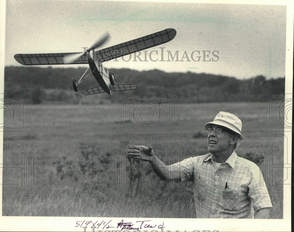 1984 Press Photo Jimmy Noonan launched his rubber band powered model plane. - Historic Images