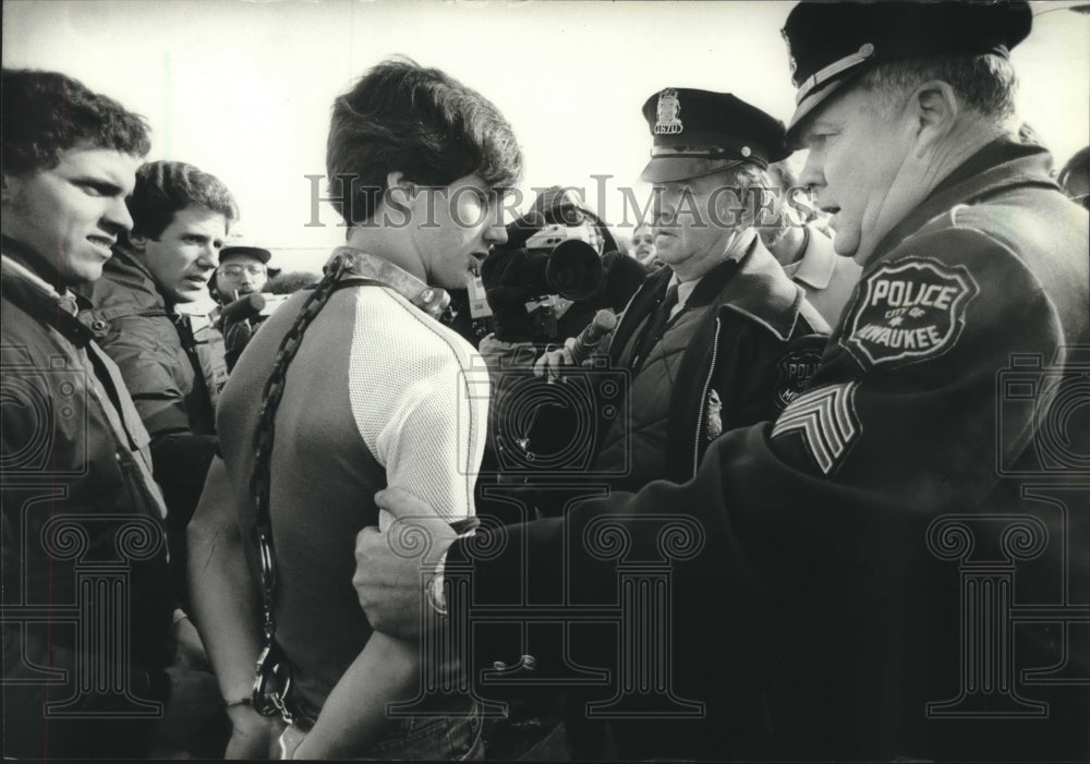 1982 Press Photo Police arrest Thomas Solomon before escape stunt - mjb99932 - Historic Images