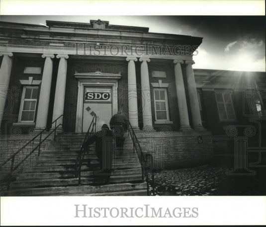 1995 Press Photo Men on stairs of SDC's Southside Neighborhood Service Center. - Historic Images