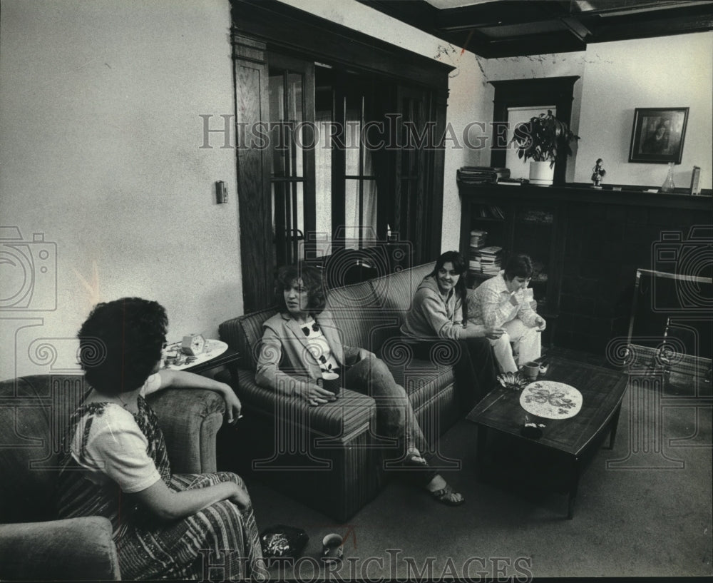 1979 Press Photo Staff members of the Sojourner Truth House for battered women. - Historic Images