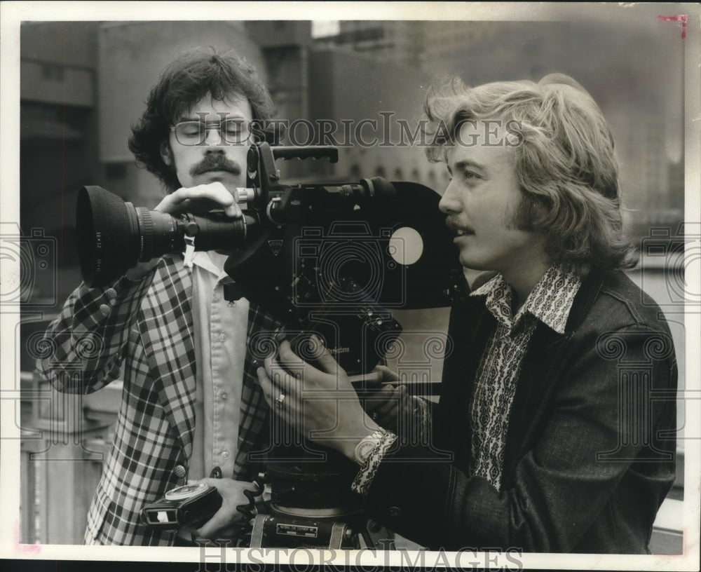 1974 Press Photo Richard Sorgel co-founder of Sorgel-Lee-Riordan, sets camera. - Historic Images