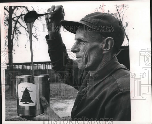 1963 Press Photo Schlueter has Sorghum syrup he sells in Wisconsin and Illinois. - Historic Images