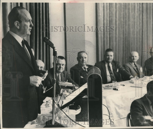 1958 Press Photo William Randoph Hearst Jr, Speaks at Luncheon in Pfister Hotel-Historic Images