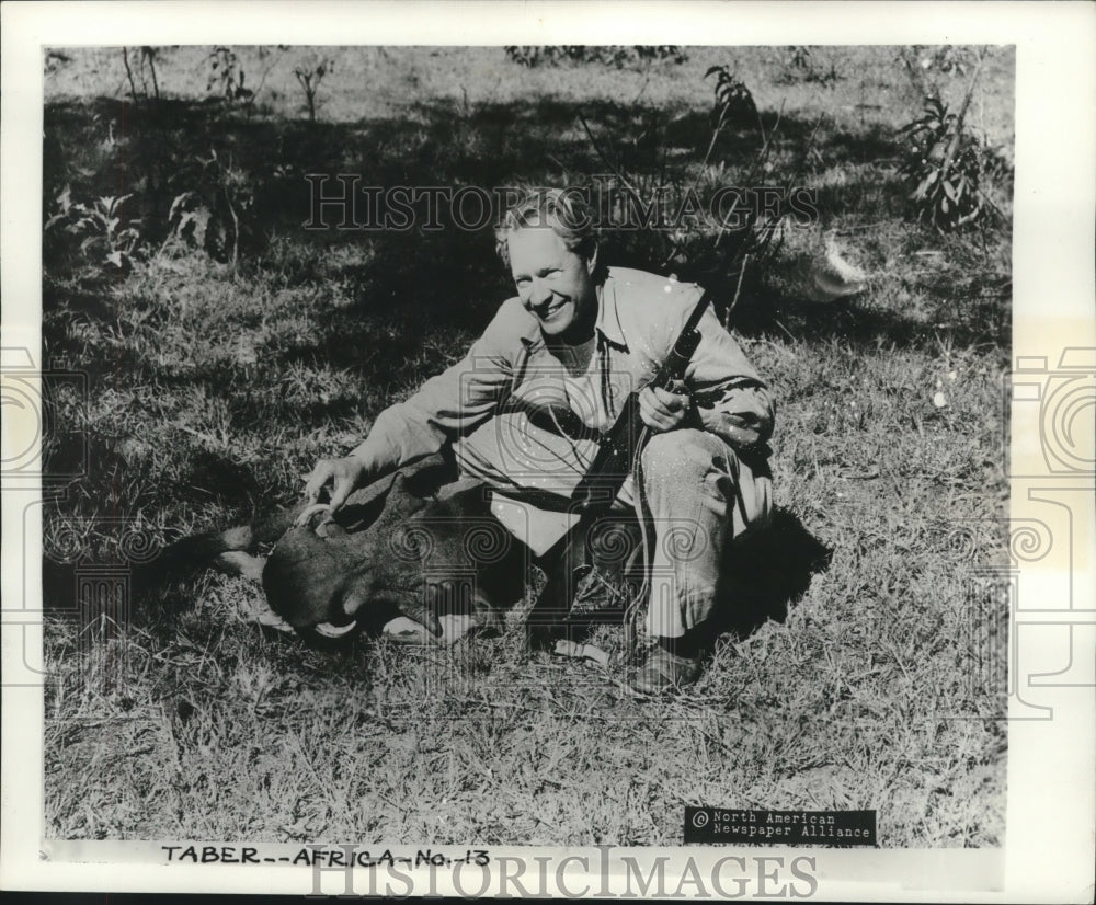 1950 Press Photo Hunter Wallace Taber with wart hog and gun in Africa - Historic Images