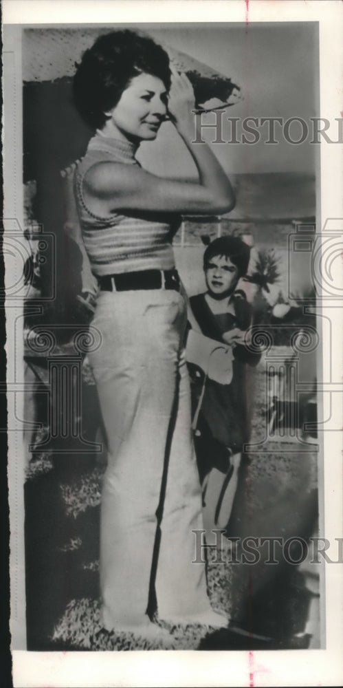 1965 Press Photo Princess Soraya, Costa del Sol beach in Terremolinos, Spain - Historic Images