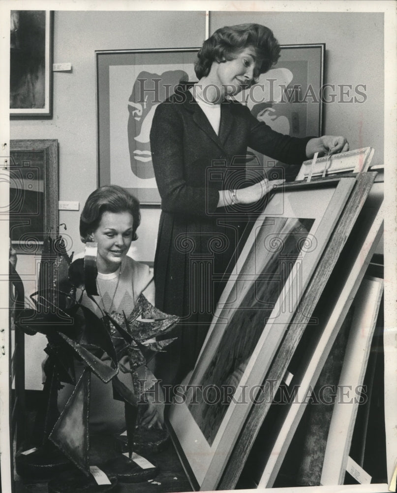 1965 Press Photo Friends of Art volunteers at the Milwaukee city art center - Historic Images