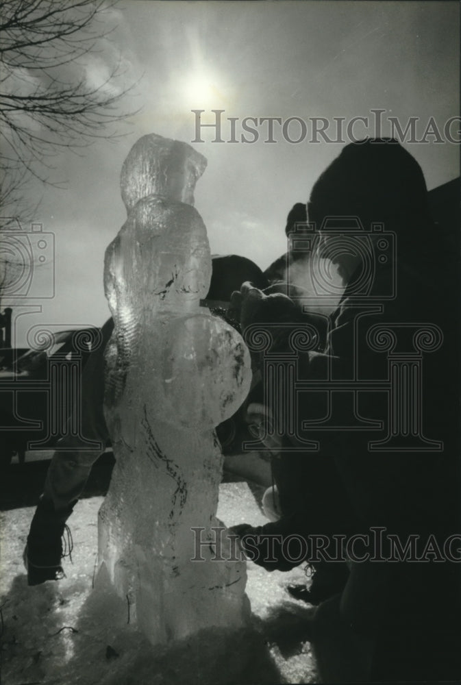 1995 Press Photo Chip of the Old Block ice sculpting contest in West Bend - Historic Images