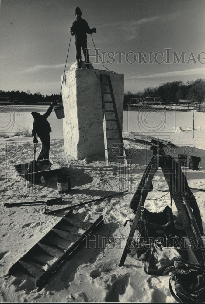 1986 Press Photo Snow Sculptures work on their entry at Milwaukee County Zoo. - Historic Images