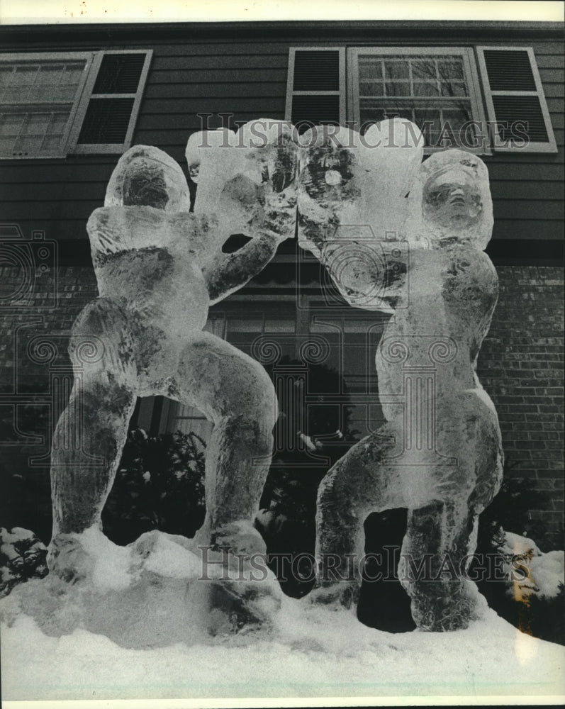 1982 Press Photo &#39;Ice Boxers&#39; sculpture melts in rising Milwaukee temperatures - Historic Images