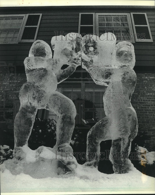 1982 Press Photo 'Ice Boxers' sculpture melts in rising Milwaukee temperatures - Historic Images