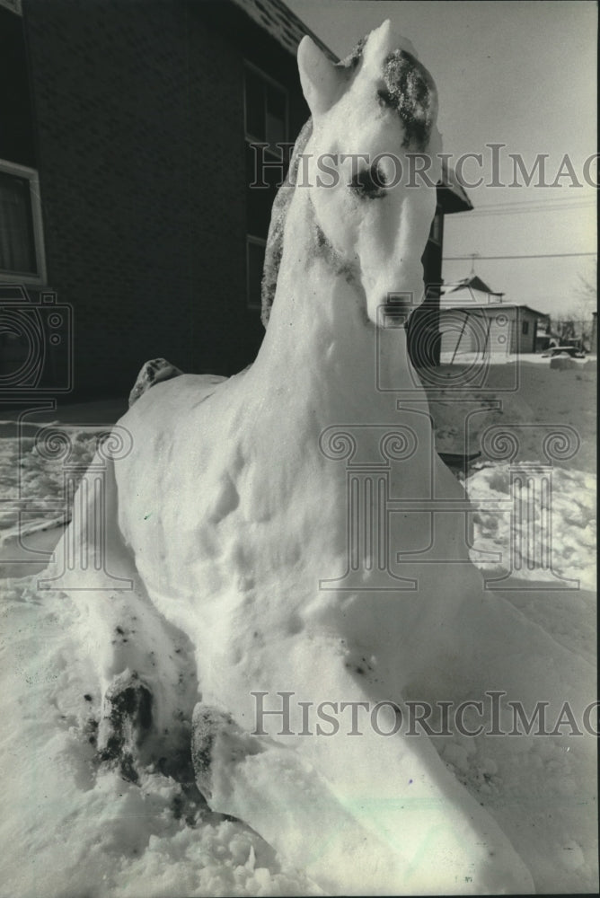 1982 Press Photo Snow horse - or a unicorn, Milwaukee - mjc00065 - Historic Images