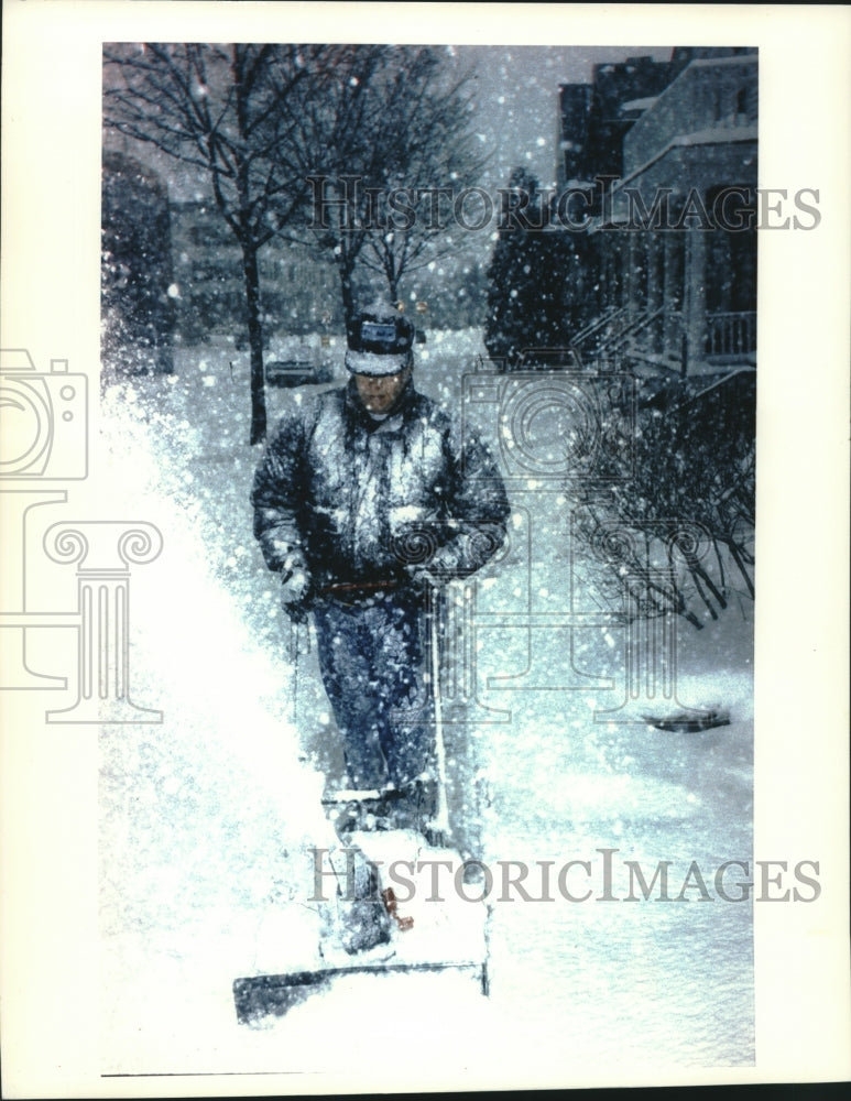 1993 Press Photo Scott Keller removes snow from sidewalk in Milwaukee - Historic Images