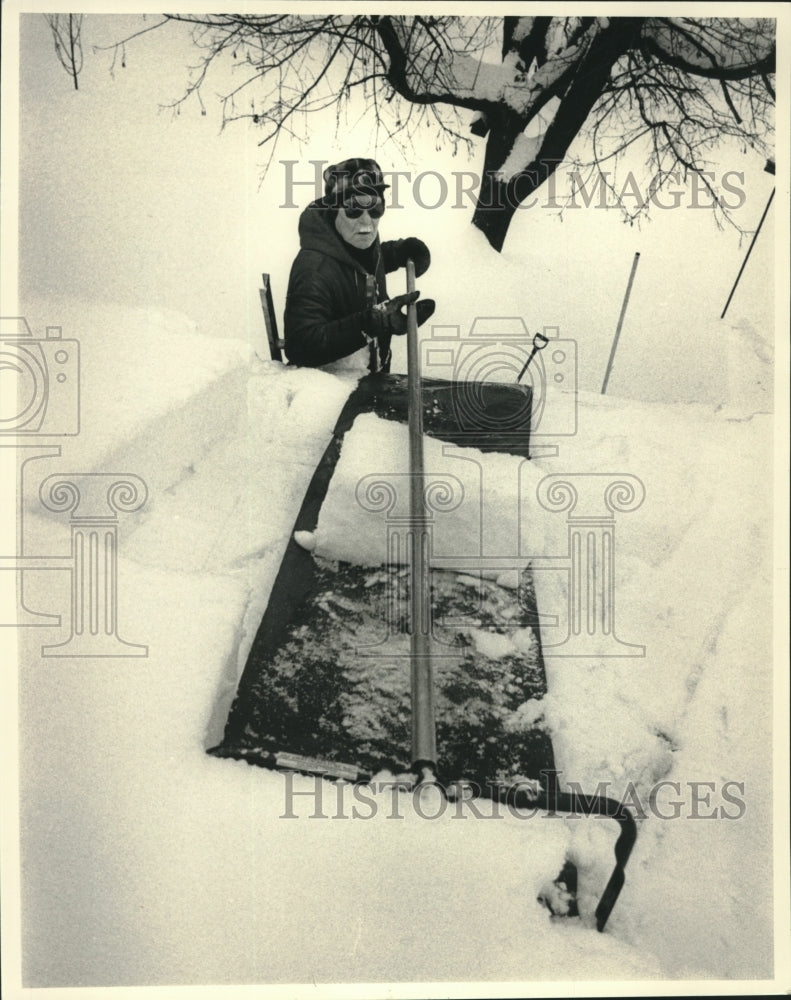 1985 Press Photo Carl Pintamo removes snow from his roof in Lake Linden - Historic Images