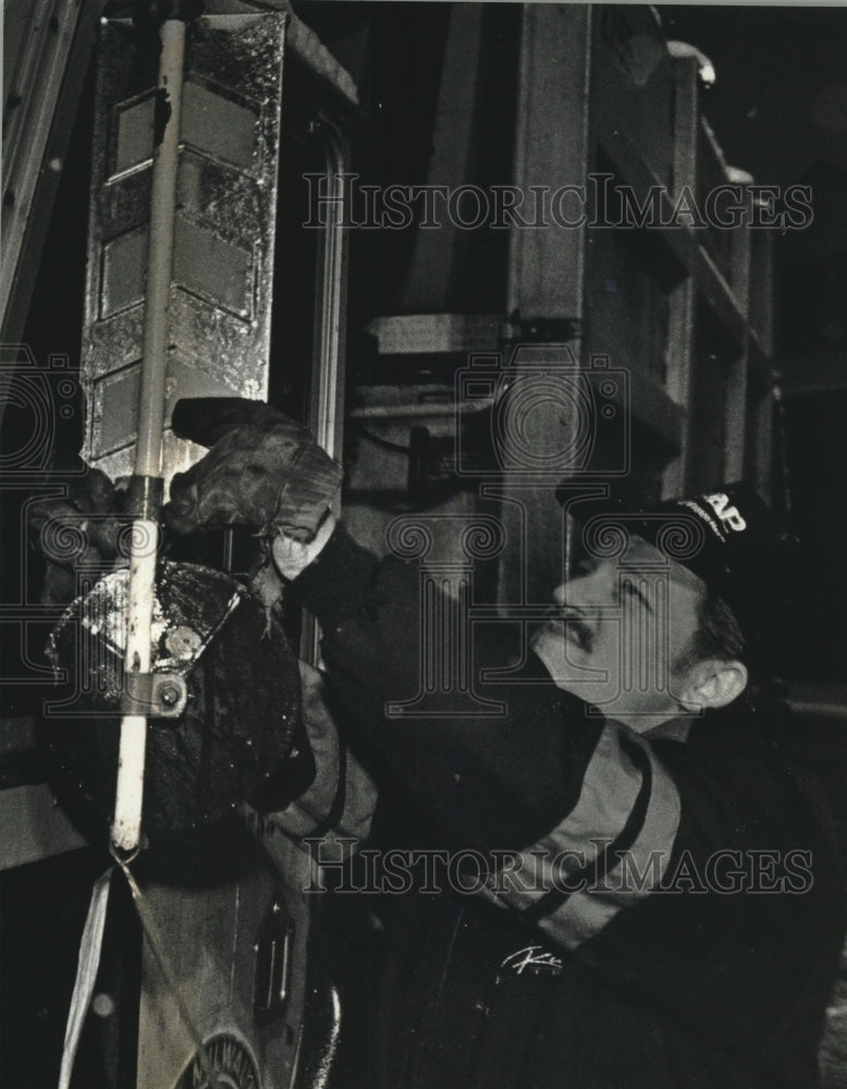 1993 Press Photo Jack Allman checks snow plow before heading out in Milwaukee - Historic Images