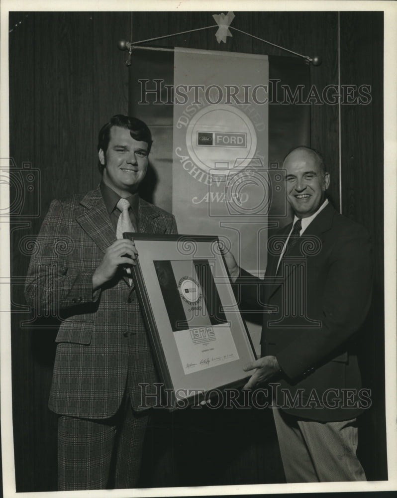 1973 Press Photo Robert W. Socrens accepted award from Charles Crowe of Ford - Historic Images