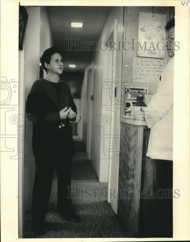 1987 Press Photo Dr. Sheila W. Sorkin in her office in Evansville - mjc00090 - Historic Images