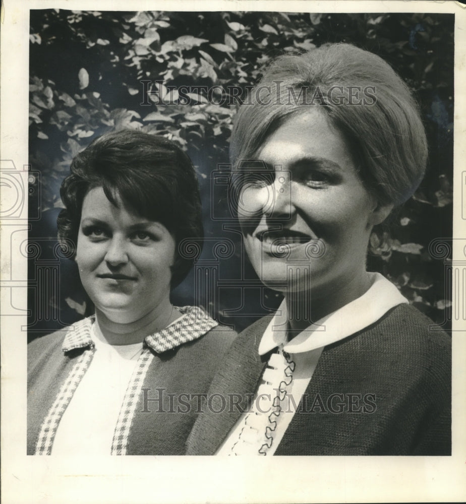 1985 Press Photo Mrs. C. Bruce Solomonson and Mrs. Patrick McGovern in Milwaukee - Historic Images