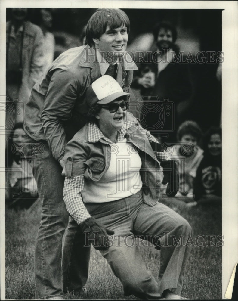 1975 Press Photo Kevin Soucie helps Patricia S. Smith in baseball game - Historic Images