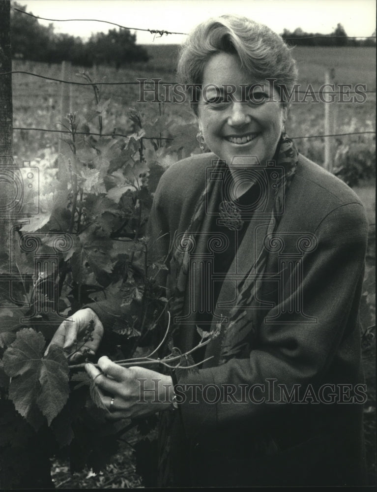 1990 Press Photo Susan Sokol at her winery in Oregon - mjc00130 - Historic Images