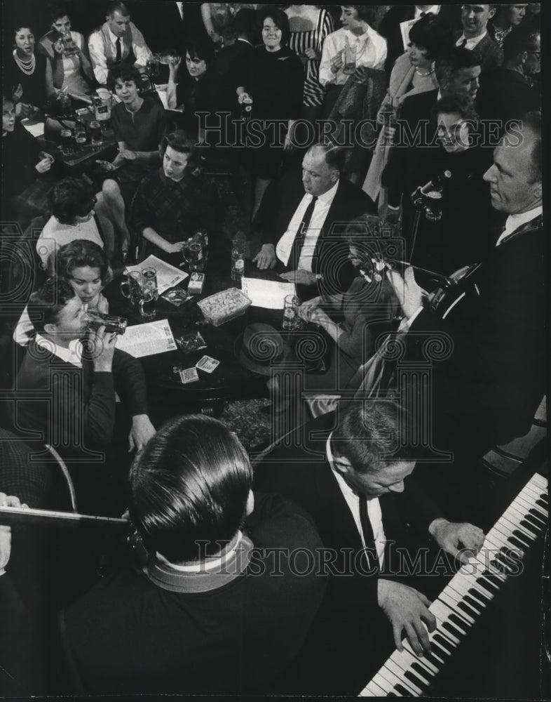 1964 Press Photo Patrons and piano player at Someplace Else Milwaukee Nightclub-Historic Images