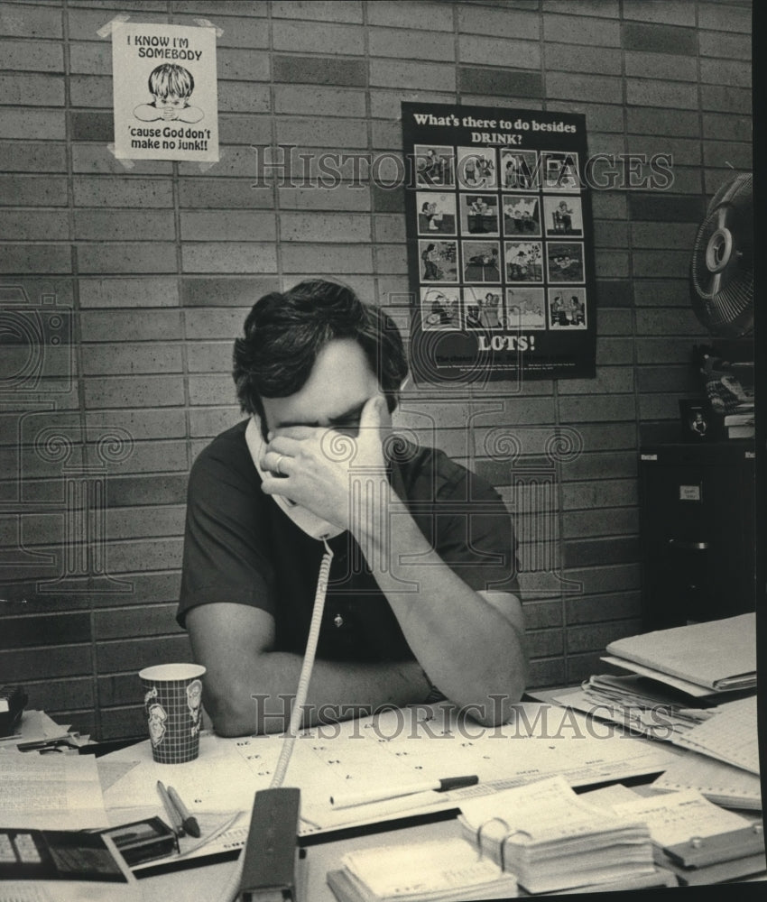 1985 Press Photo Lawrence Frommell, social services in his office - mjc00156 - Historic Images