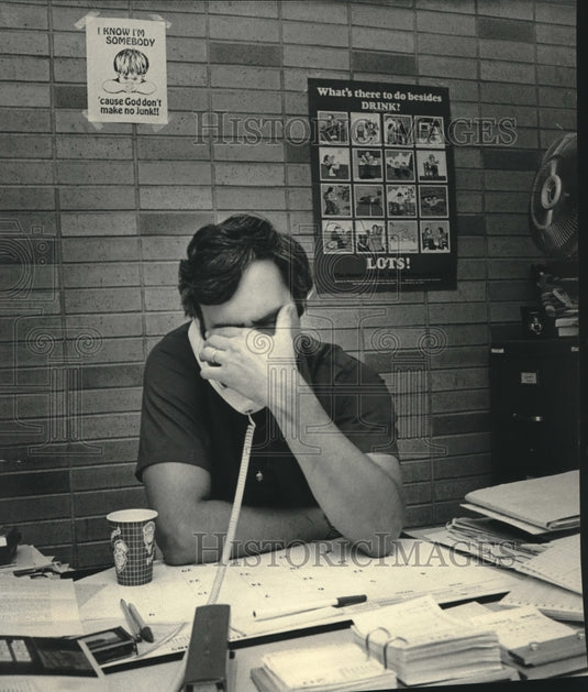 1985 Press Photo Lawrence Frommell, social services in his office - mjc00156 - Historic Images