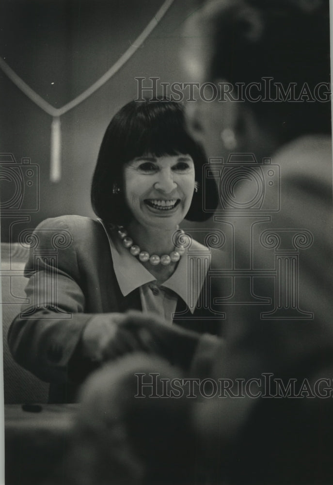 1987 Press Photo Gloria Vanderbilt shook hands with a well-wisher in Milwaukee - Historic Images