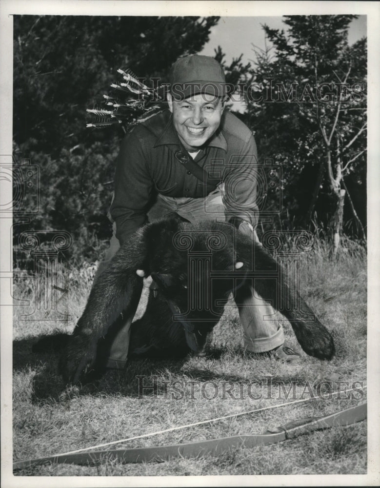 1952 Press Photo Albert C. Gigler shot black bear near Eaustis, Maine.-Historic Images