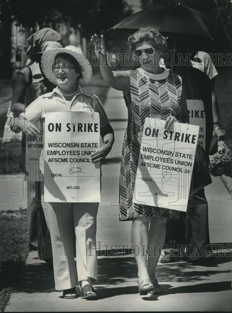 1977 Press Photo Picketers at University of Wisconsin, Milwaukee State Employees - Historic Images