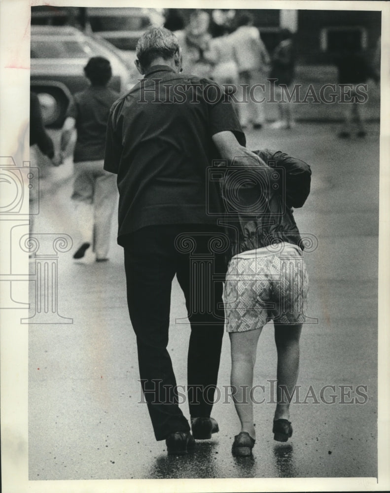 1977 Press Photo Volunteer helps a patient to lunch at Southern Colony - Historic Images