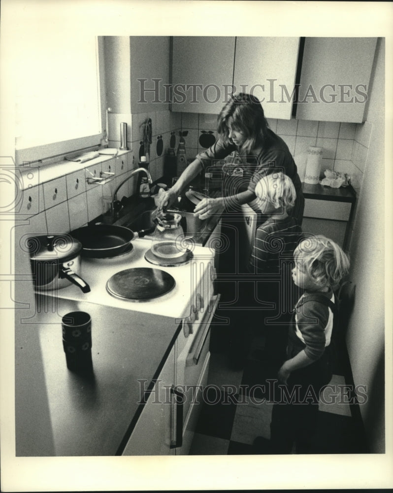 1972 Press Photo Edith Irving and her sons in her kitchen in New York - Historic Images