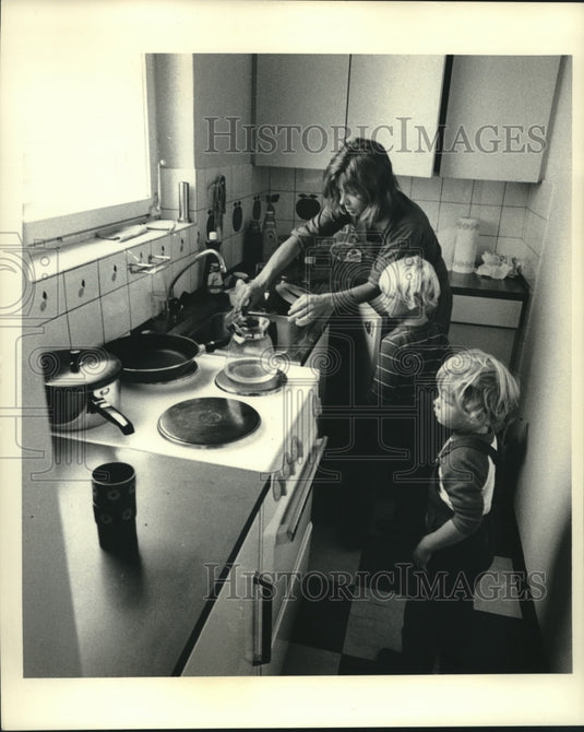 1972 Press Photo Edith Irving and her sons in her kitchen in New York - Historic Images