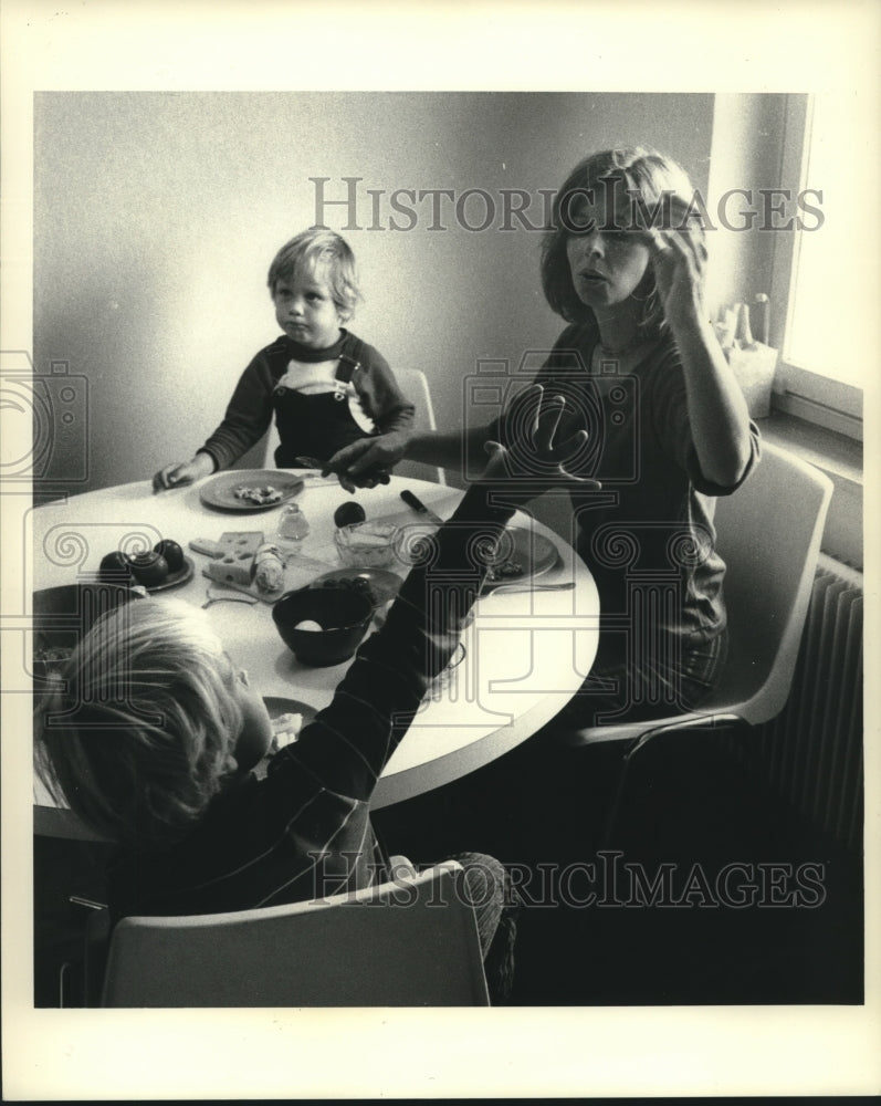 1972 Press Photo Edith Irving with her two sons - mjc00226 - Historic Images