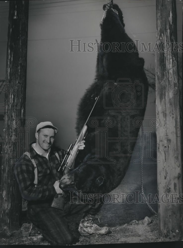 1953 Press Photo Ed Strobel bags new state record bear in the Land o&#39; Lakes area - Historic Images