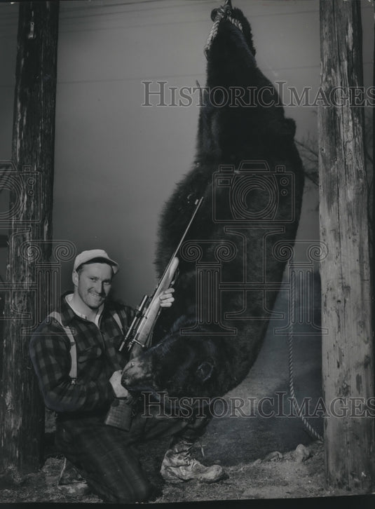 1953 Press Photo Ed Strobel bags new state record bear in the Land o' Lakes area - Historic Images