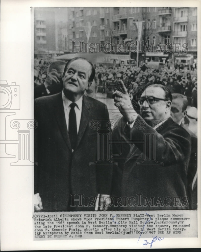 1987 Press Photo Hubert Humphrey visits John F. Kennedy Platz in West Berlin - Historic Images
