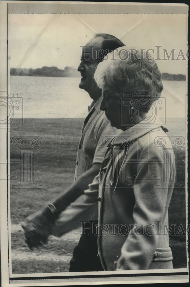 1968 Press Photo Vice President & Mrs. Humphrey take a walk, Minnesota - Historic Images
