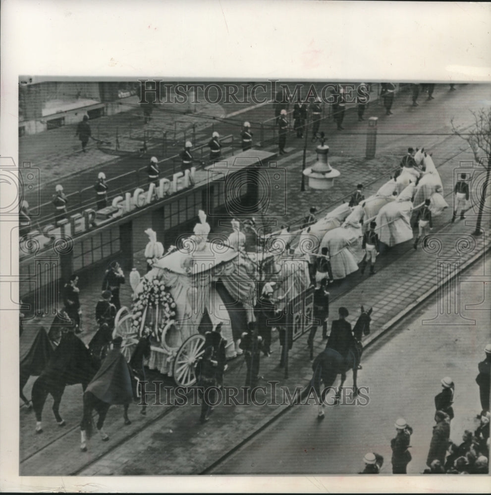 Press Photo White robed horses pulled a funeral coach through The Hague. - Historic Images