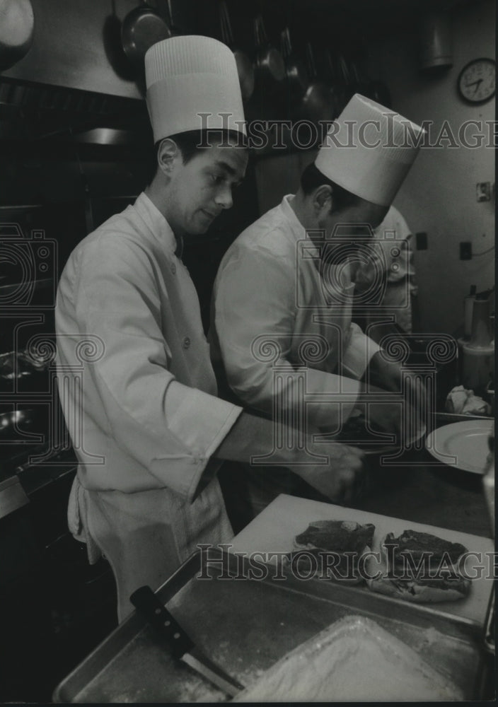 1994 Press Photo Tom Bauer and Tom Surwillo chefs at Bartolotta's in Wauwatosa - Historic Images