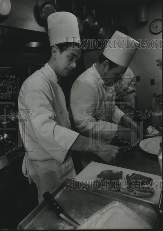 1994 Press Photo Tom Bauer and Tom Surwillo chefs at Bartolotta's in Wauwatosa - Historic Images