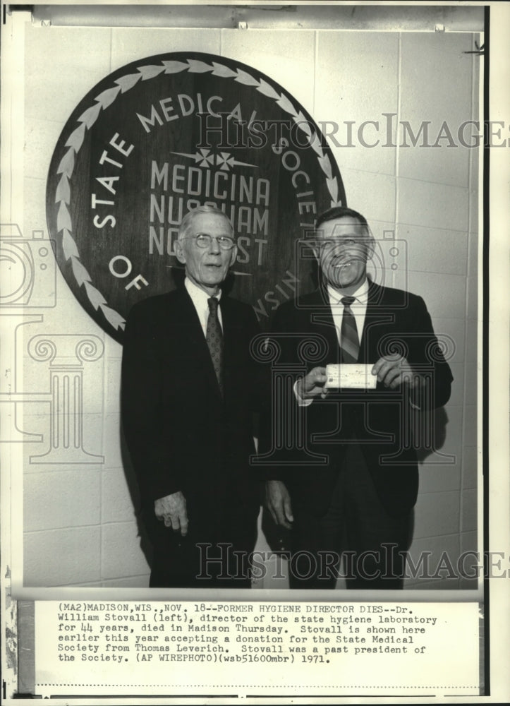 1971 Press Photo Dr. Stovall, state hygiene lab, and Leverich, Madison, WI-Historic Images
