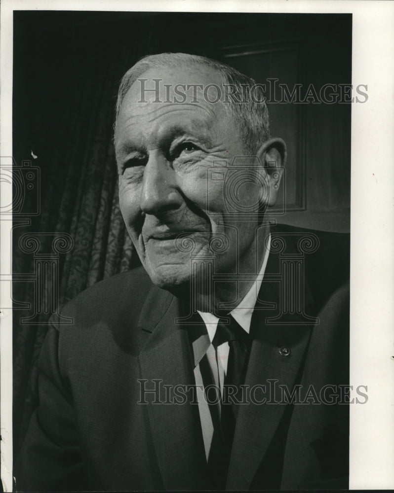1977 Press Photo Clarence M. Sommers Milwaukee County Treasurer - mjc00340 - Historic Images