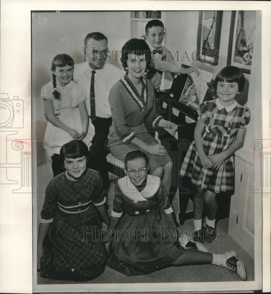 1961 Press Photo Florence Sommers and Family Gathered Around Organ in Florida - Historic Images