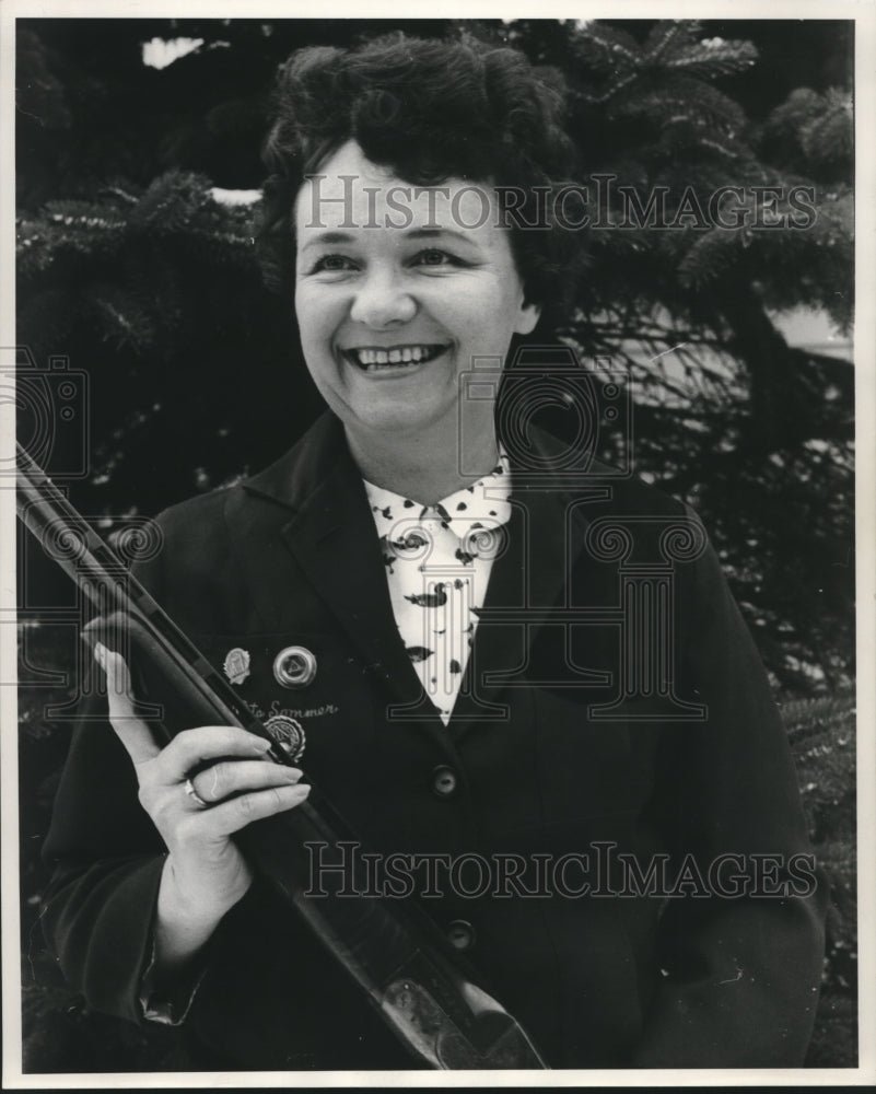 1962 Press Photo Mrs. Nita Sommer Smiling With Gun in Hand - mjc00351-Historic Images