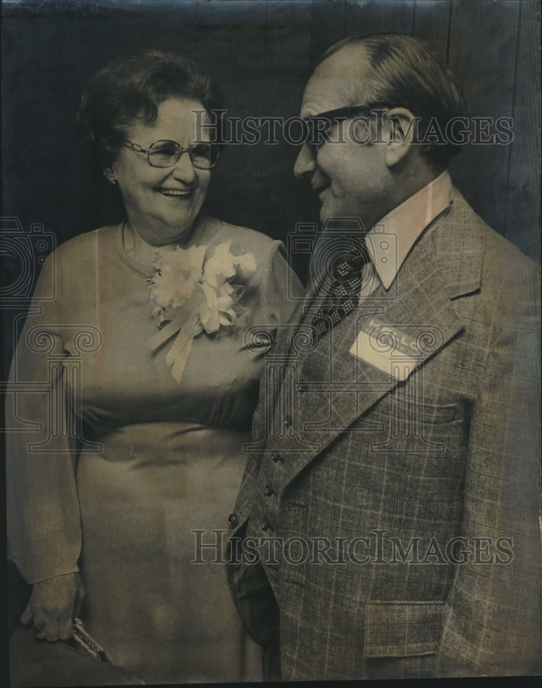 1977 Marie Sontag Talking With Supervisor Thomas Ament - Historic Images